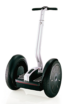 Электроскутер Segway на двух колесах автоматически сохраняет равновесие