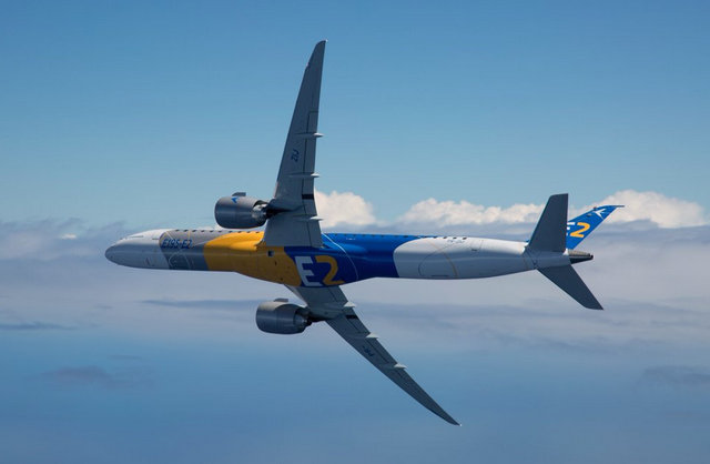 Самолет Embraer E195-E2